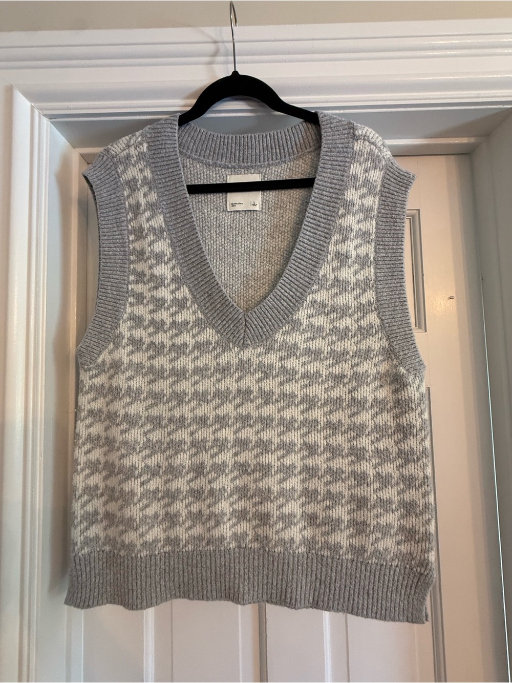 Abercrombie V-Neck Houndstooth Knit Sweater Vest in Gray & White